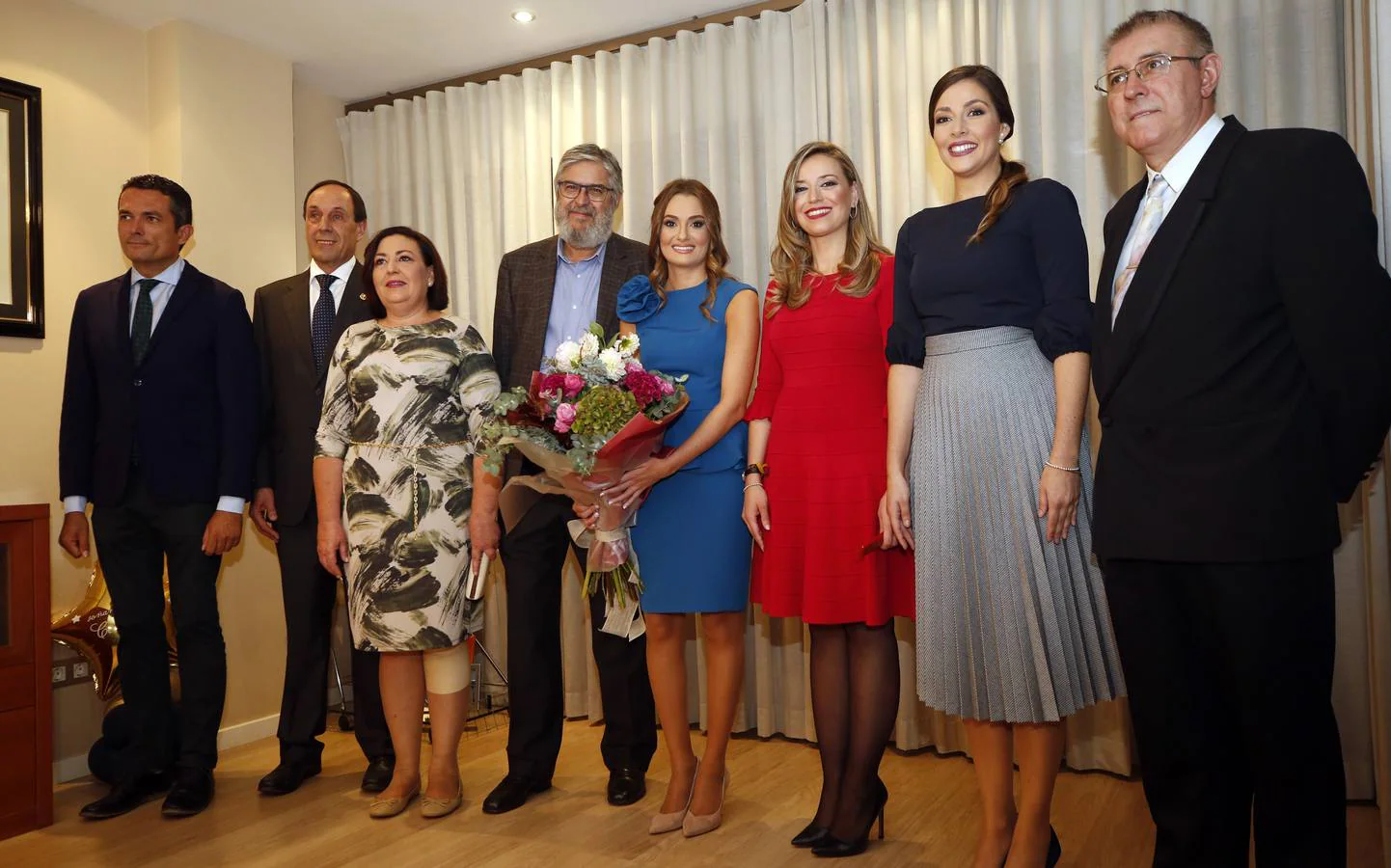Consuelo Llobell recibe las felicitaciones de su corte y sus familiares, tras su elección como fallera mayor de Valencia 2020.