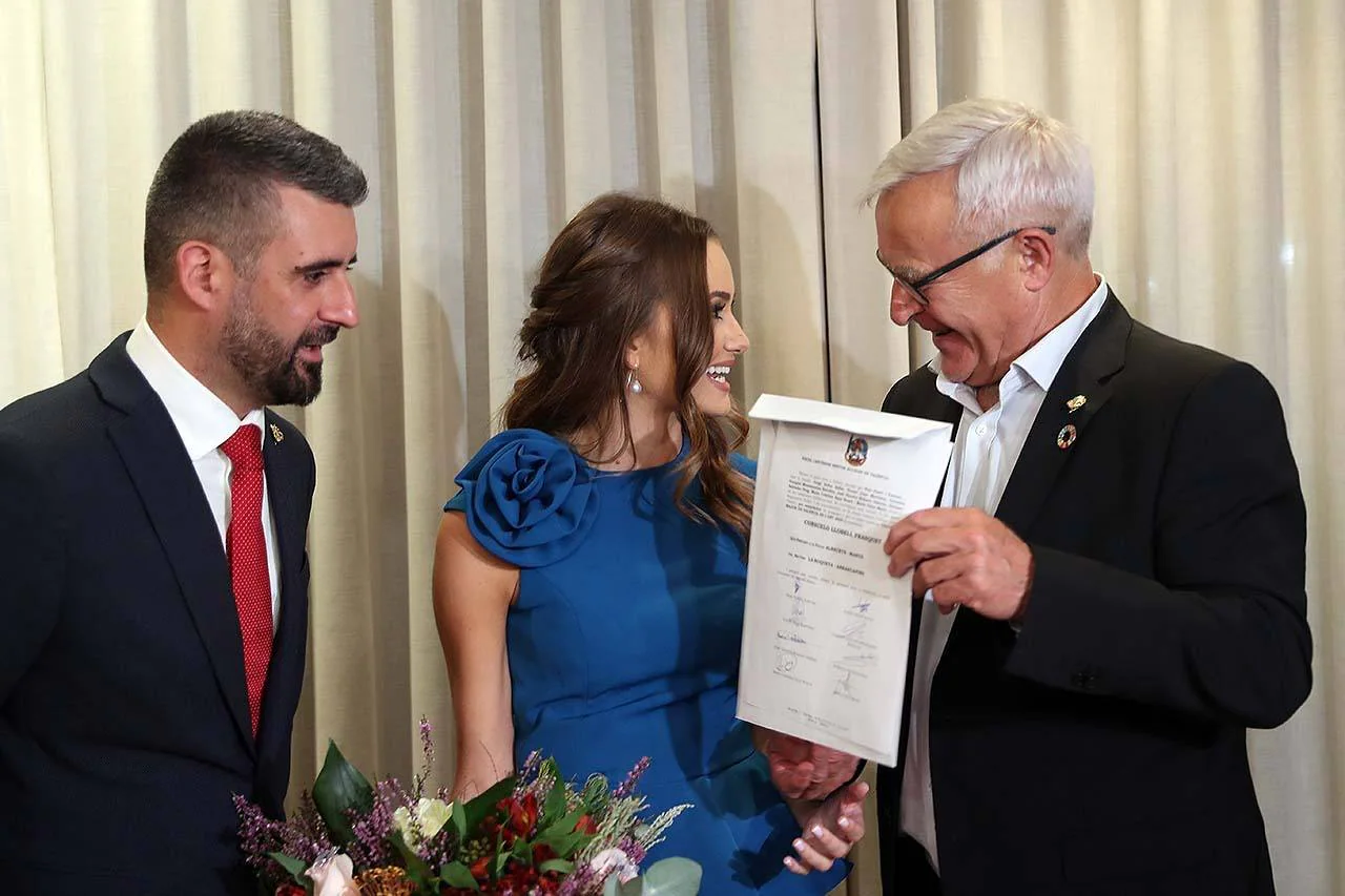 Consuelo Llobell recibe las felicitaciones de su corte y sus familiares, tras su elección como fallera mayor de Valencia 2020.