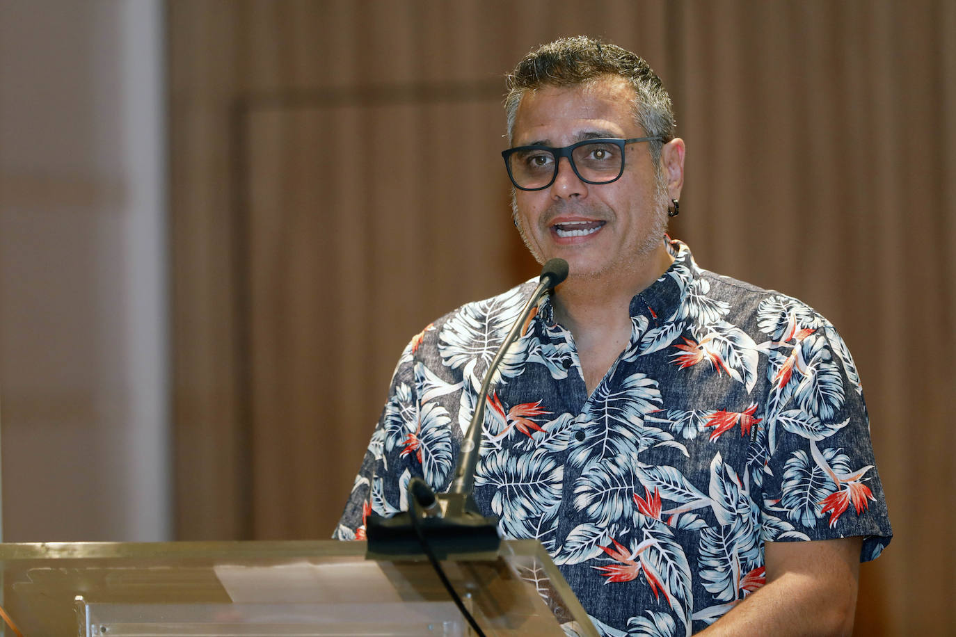 Fotos: Ramón Palomar presenta su nuevo libro, &#039;La Gallera&#039;, en el Aula LAS PROVINCIAS