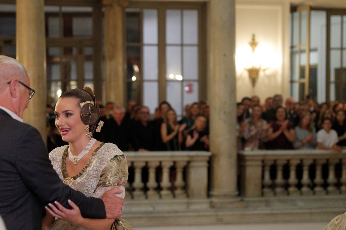 Consuelo Llobell y Carla García inician su reinado con una serie de actos sin descanso tras la llamada del alcalde y la proclamación en el Ayuntamiento. Durante sus primeros instantes en el cargo ya han presidido las presentaciones de bocetos y proyectos de las federaciones de Especial y Primera A y han visitado la redacción de LAS PROVINCIAS. Un repaso a las primeras 72 horas de las nuevas falleras mayores de Valencia