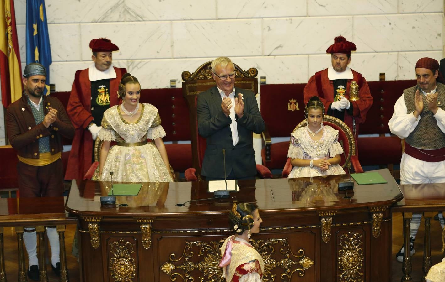 Consuelo Llobell y Carla García han sido nombradas como las máximas representantes de las Fallas 2020 en el acto celebrado este jueves en el Ayuntamiento de Valencia.