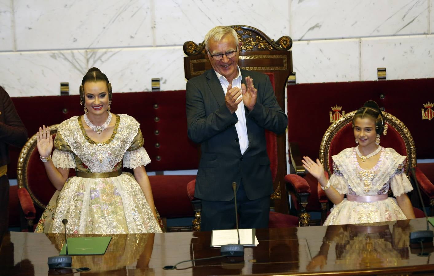 Consuelo Llobell y Carla García han sido nombradas como las máximas representantes de las Fallas 2020 en el acto celebrado este jueves en el Ayuntamiento de Valencia.