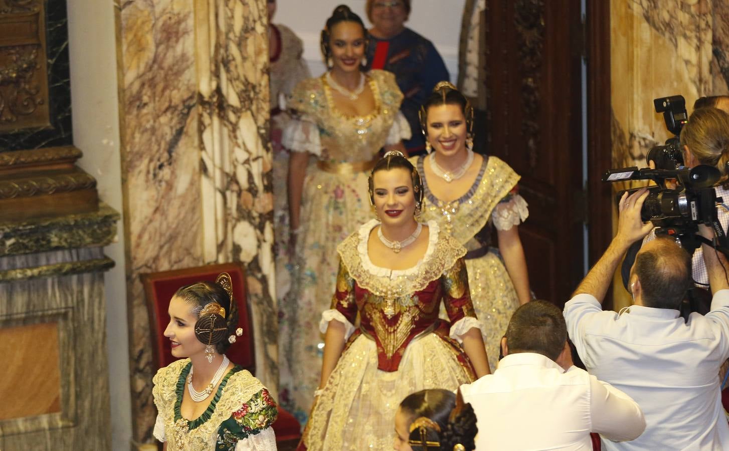 Consuelo Llobell y Carla García han sido nombradas como las máximas representantes de las Fallas 2020 en el acto celebrado este jueves en el Ayuntamiento de Valencia.