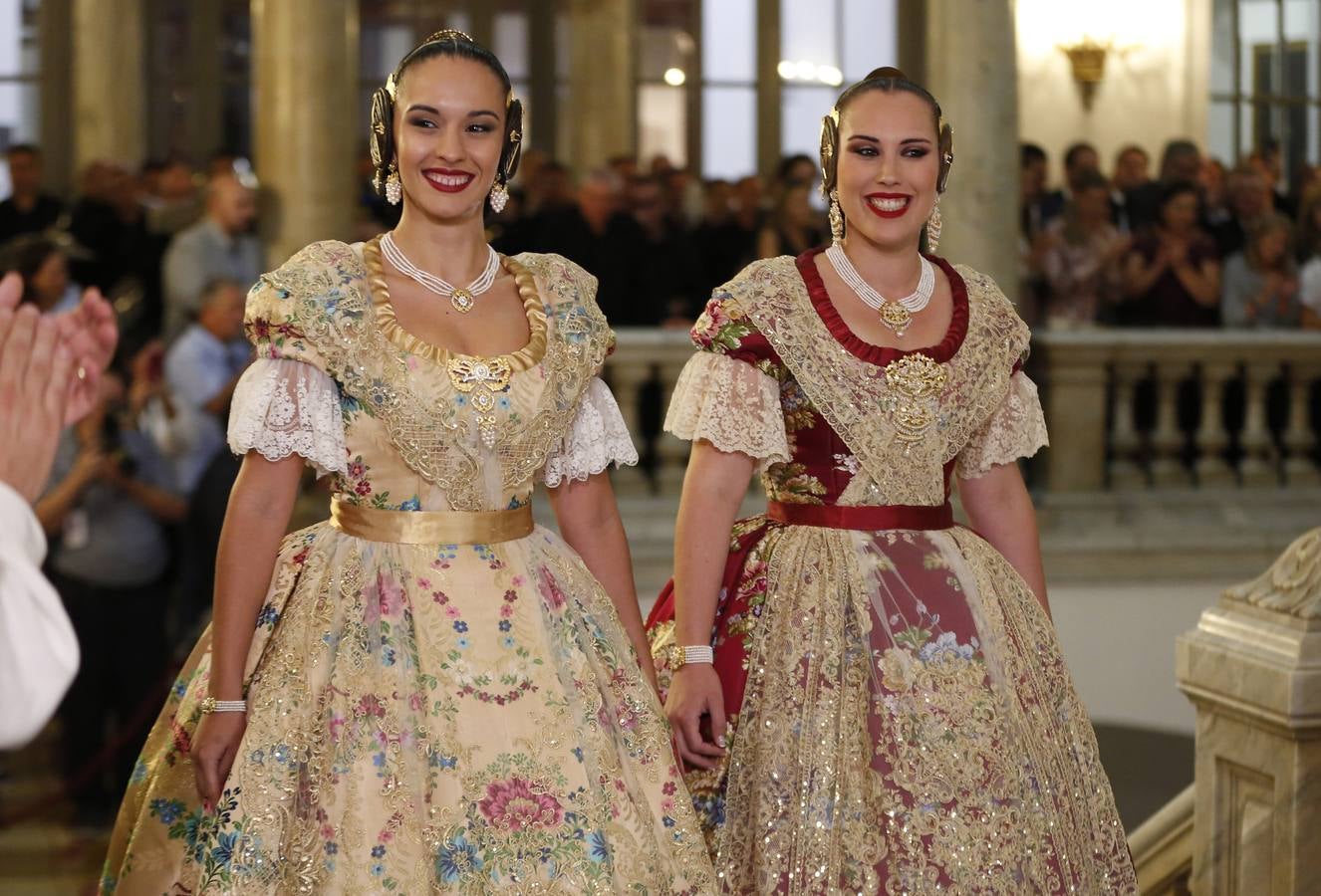 Consuelo Llobell y Carla García han sido nombradas como las máximas representantes de las Fallas 2020 en el acto celebrado este jueves en el Ayuntamiento de Valencia.