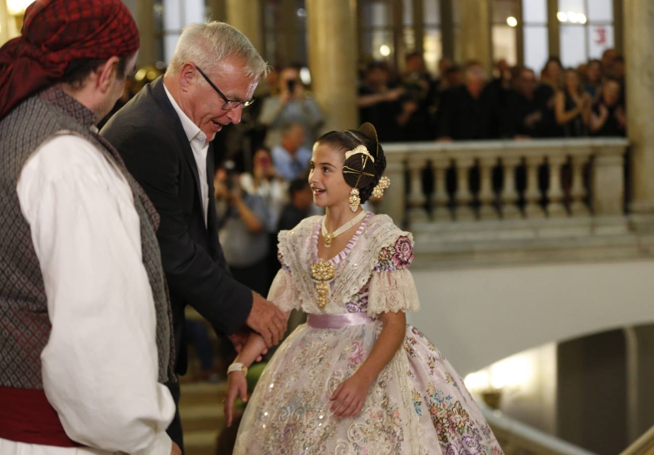 Consuelo Llobell y Carla García han sido nombradas como las máximas representantes de las Fallas 2020 en el acto celebrado este jueves en el Ayuntamiento de Valencia.