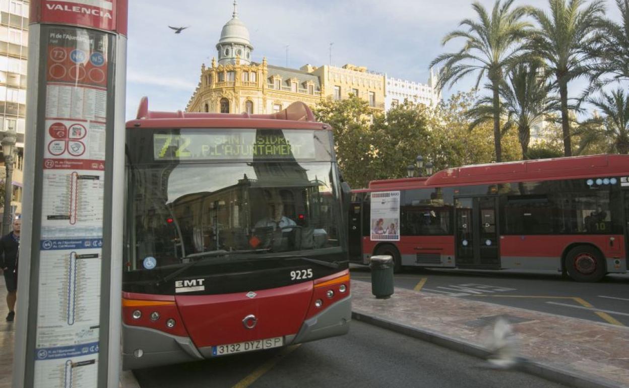 Autobuses de las EMT en la plaza del Ayuntamiento de Valencia.