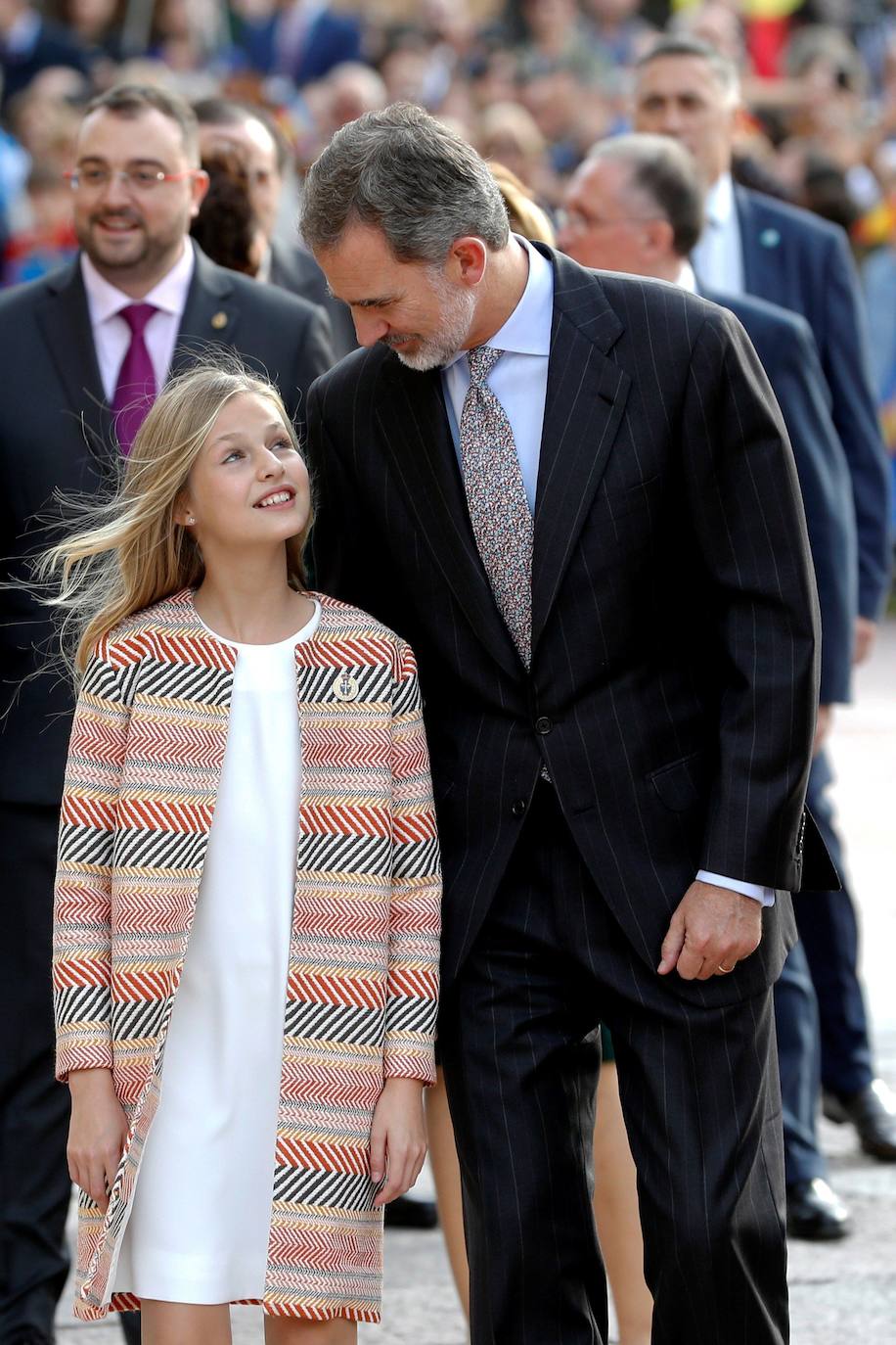 La Familia Real al completo ha llegado este jueves a Oviedo para iniciar su visita oficial con motivo de los Premios Princesa de Asturias de 2019. En esta edición, la princesa Leonor pronunciará el que será su primer discurso en una ceremonia de entrega de los Premios. Lo hará a los trece años, la misma edad que lo hizo su padre, el Rey Felipe, en 1981. Varios cientos de personas, con banderas de España y de Asturias, y la tradicional banda de gaiteros han dado la bienvenida esta tarde a la heredera durante primera visita a la capital asturiana, que ha realizado junto a los reyes y la infanta Sofía.