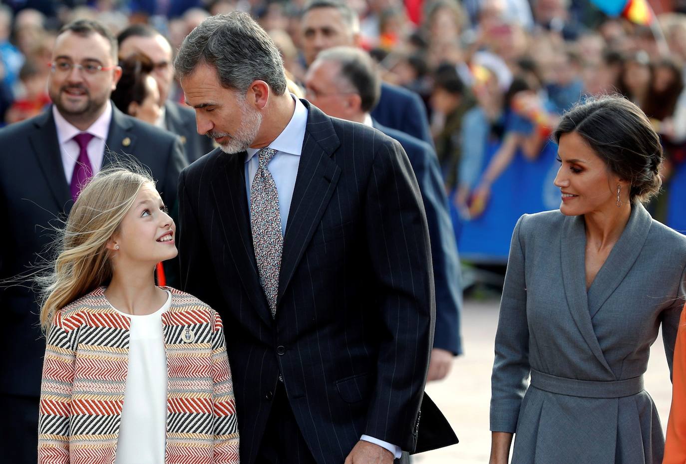 La Familia Real al completo ha llegado este jueves a Oviedo para iniciar su visita oficial con motivo de los Premios Princesa de Asturias de 2019. En esta edición, la princesa Leonor pronunciará el que será su primer discurso en una ceremonia de entrega de los Premios. Lo hará a los trece años, la misma edad que lo hizo su padre, el Rey Felipe, en 1981. Varios cientos de personas, con banderas de España y de Asturias, y la tradicional banda de gaiteros han dado la bienvenida esta tarde a la heredera durante primera visita a la capital asturiana, que ha realizado junto a los reyes y la infanta Sofía.