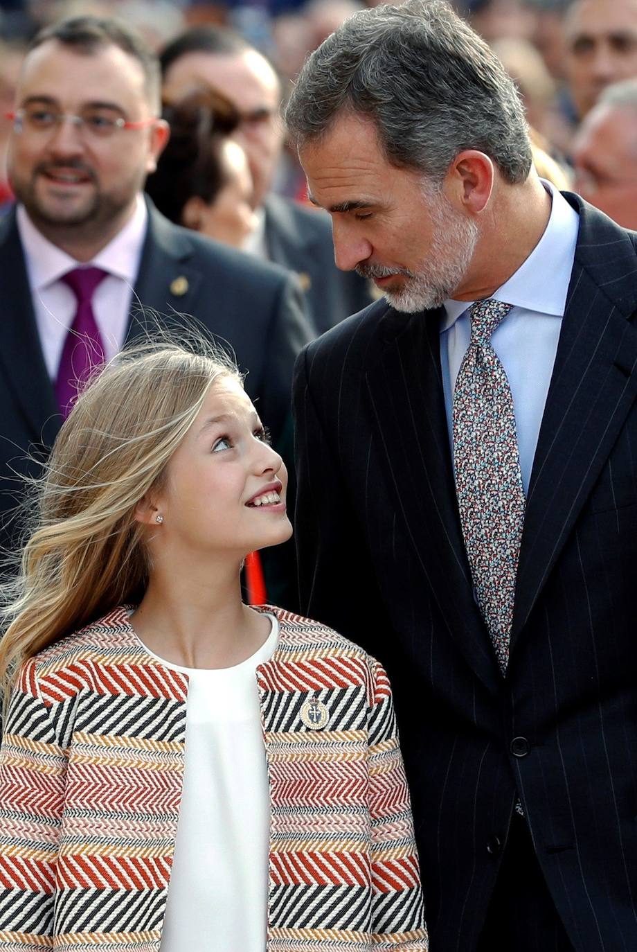 La Familia Real al completo ha llegado este jueves a Oviedo para iniciar su visita oficial con motivo de los Premios Princesa de Asturias de 2019. En esta edición, la princesa Leonor pronunciará el que será su primer discurso en una ceremonia de entrega de los Premios. Lo hará a los trece años, la misma edad que lo hizo su padre, el Rey Felipe, en 1981. Varios cientos de personas, con banderas de España y de Asturias, y la tradicional banda de gaiteros han dado la bienvenida esta tarde a la heredera durante primera visita a la capital asturiana, que ha realizado junto a los reyes y la infanta Sofía.