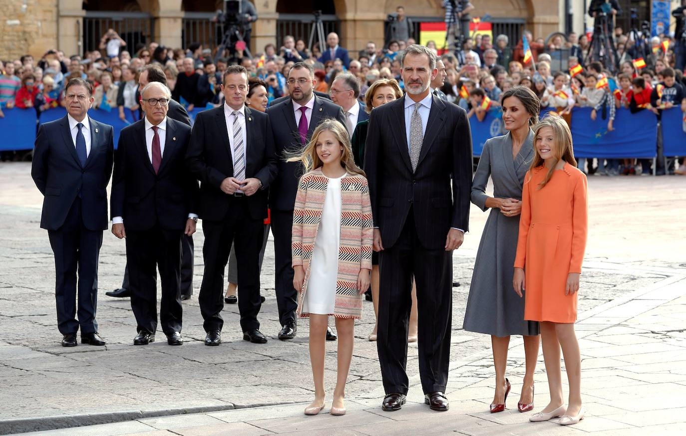 La Familia Real al completo ha llegado este jueves a Oviedo para iniciar su visita oficial con motivo de los Premios Princesa de Asturias de 2019. En esta edición, la princesa Leonor pronunciará el que será su primer discurso en una ceremonia de entrega de los Premios. Lo hará a los trece años, la misma edad que lo hizo su padre, el Rey Felipe, en 1981. Varios cientos de personas, con banderas de España y de Asturias, y la tradicional banda de gaiteros han dado la bienvenida esta tarde a la heredera durante primera visita a la capital asturiana, que ha realizado junto a los reyes y la infanta Sofía.