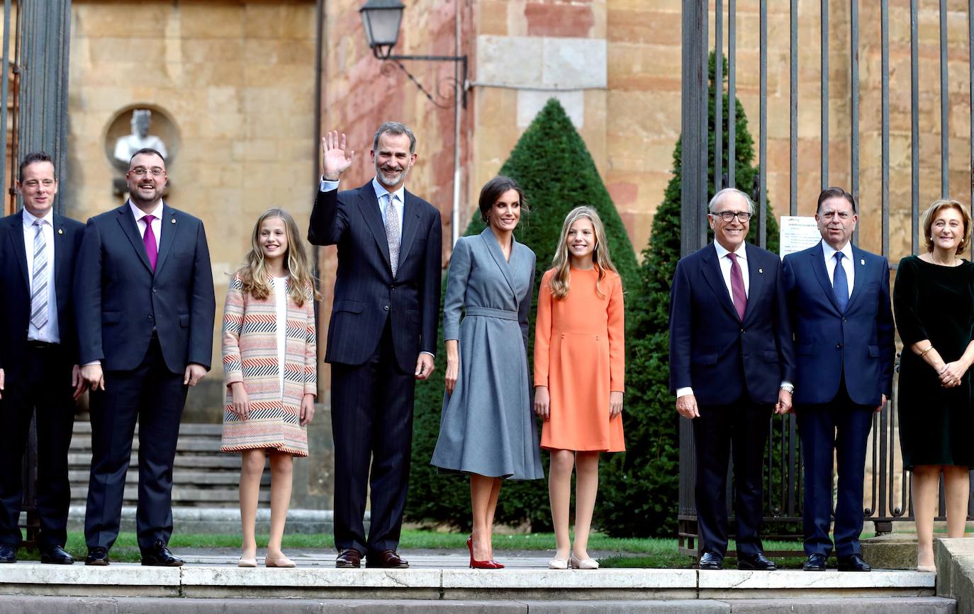 La Familia Real al completo ha llegado este jueves a Oviedo para iniciar su visita oficial con motivo de los Premios Princesa de Asturias de 2019. En esta edición, la princesa Leonor pronunciará el que será su primer discurso en una ceremonia de entrega de los Premios. Lo hará a los trece años, la misma edad que lo hizo su padre, el Rey Felipe, en 1981. Varios cientos de personas, con banderas de España y de Asturias, y la tradicional banda de gaiteros han dado la bienvenida esta tarde a la heredera durante primera visita a la capital asturiana, que ha realizado junto a los reyes y la infanta Sofía.