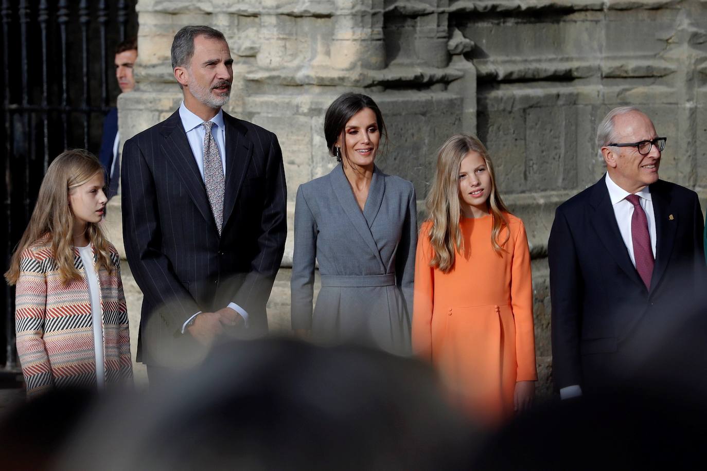 La Familia Real al completo ha llegado este jueves a Oviedo para iniciar su visita oficial con motivo de los Premios Princesa de Asturias de 2019. En esta edición, la princesa Leonor pronunciará el que será su primer discurso en una ceremonia de entrega de los Premios. Lo hará a los trece años, la misma edad que lo hizo su padre, el Rey Felipe, en 1981. Varios cientos de personas, con banderas de España y de Asturias, y la tradicional banda de gaiteros han dado la bienvenida esta tarde a la heredera durante primera visita a la capital asturiana, que ha realizado junto a los reyes y la infanta Sofía.