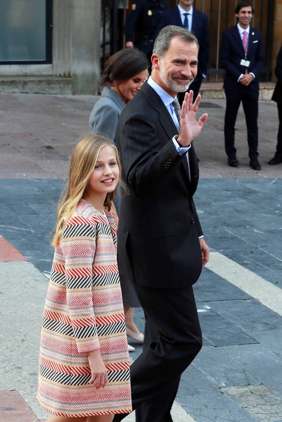 La Familia Real al completo ha llegado este jueves a Oviedo para iniciar su visita oficial con motivo de los Premios Princesa de Asturias de 2019. En esta edición, la princesa Leonor pronunciará el que será su primer discurso en una ceremonia de entrega de los Premios. Lo hará a los trece años, la misma edad que lo hizo su padre, el Rey Felipe, en 1981. Varios cientos de personas, con banderas de España y de Asturias, y la tradicional banda de gaiteros han dado la bienvenida esta tarde a la heredera durante primera visita a la capital asturiana, que ha realizado junto a los reyes y la infanta Sofía.