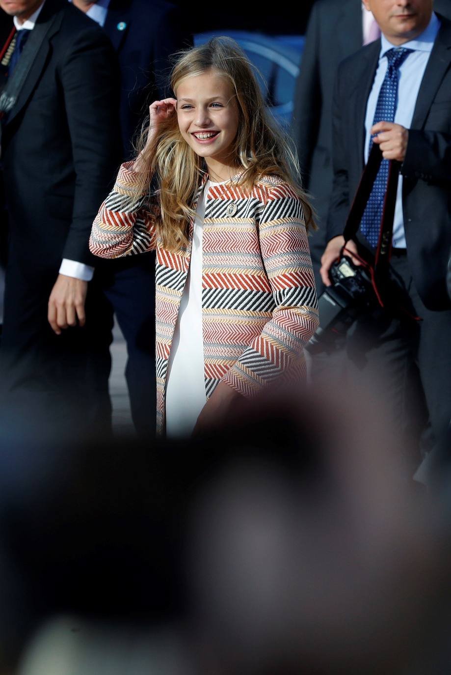 La Familia Real al completo ha llegado este jueves a Oviedo para iniciar su visita oficial con motivo de los Premios Princesa de Asturias de 2019. En esta edición, la princesa Leonor pronunciará el que será su primer discurso en una ceremonia de entrega de los Premios. Lo hará a los trece años, la misma edad que lo hizo su padre, el Rey Felipe, en 1981. Varios cientos de personas, con banderas de España y de Asturias, y la tradicional banda de gaiteros han dado la bienvenida esta tarde a la heredera durante primera visita a la capital asturiana, que ha realizado junto a los reyes y la infanta Sofía.