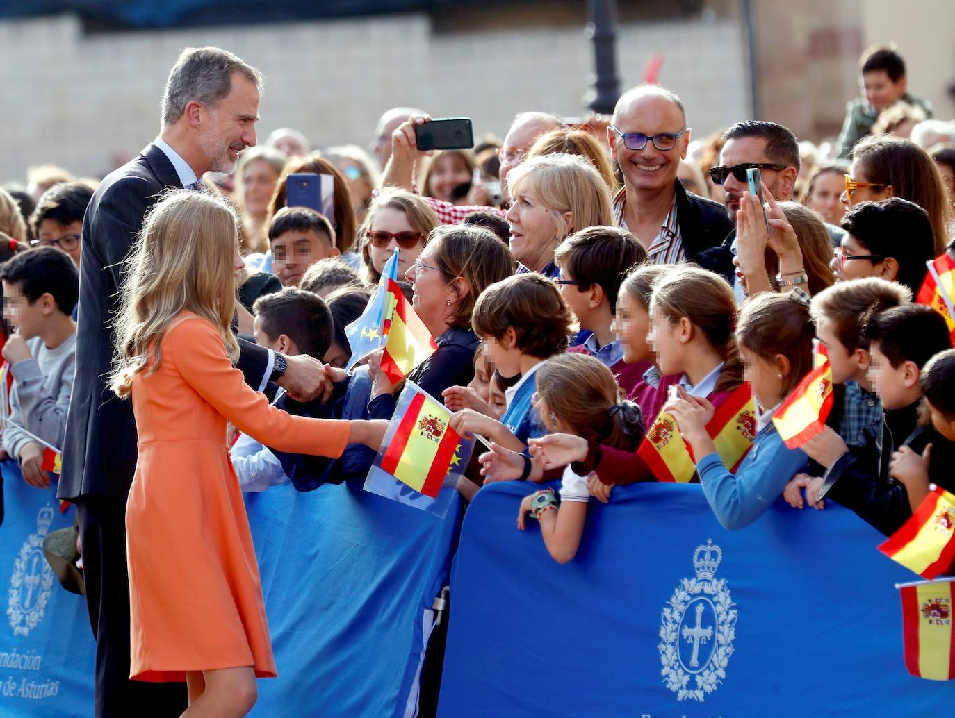 La Familia Real al completo ha llegado este jueves a Oviedo para iniciar su visita oficial con motivo de los Premios Princesa de Asturias de 2019. En esta edición, la princesa Leonor pronunciará el que será su primer discurso en una ceremonia de entrega de los Premios. Lo hará a los trece años, la misma edad que lo hizo su padre, el Rey Felipe, en 1981. Varios cientos de personas, con banderas de España y de Asturias, y la tradicional banda de gaiteros han dado la bienvenida esta tarde a la heredera durante primera visita a la capital asturiana, que ha realizado junto a los reyes y la infanta Sofía.