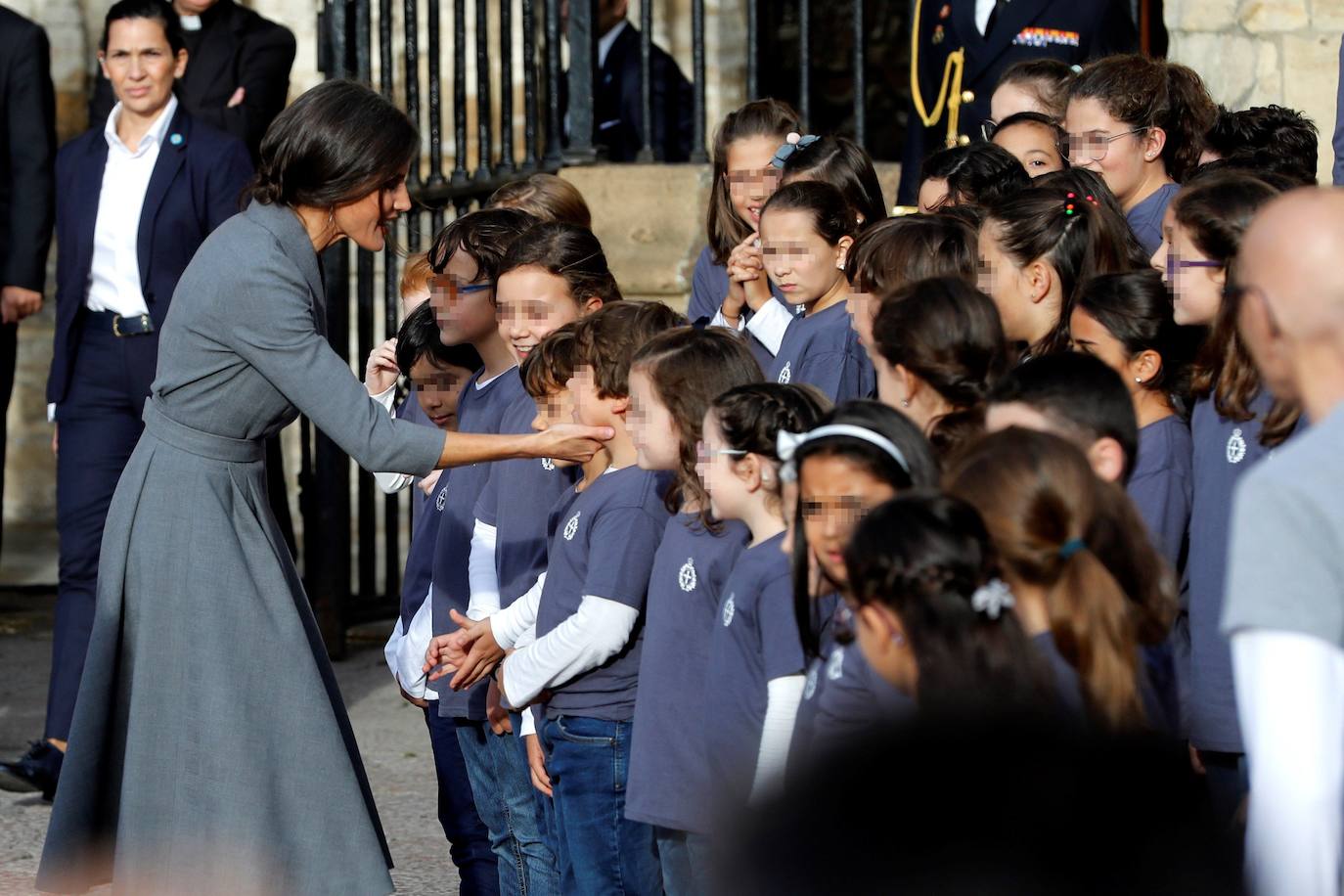 La Familia Real al completo ha llegado este jueves a Oviedo para iniciar su visita oficial con motivo de los Premios Princesa de Asturias de 2019. En esta edición, la princesa Leonor pronunciará el que será su primer discurso en una ceremonia de entrega de los Premios. Lo hará a los trece años, la misma edad que lo hizo su padre, el Rey Felipe, en 1981. Varios cientos de personas, con banderas de España y de Asturias, y la tradicional banda de gaiteros han dado la bienvenida esta tarde a la heredera durante primera visita a la capital asturiana, que ha realizado junto a los reyes y la infanta Sofía.