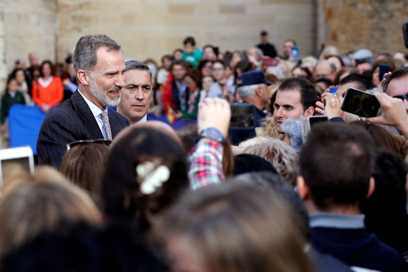 La Familia Real al completo ha llegado este jueves a Oviedo para iniciar su visita oficial con motivo de los Premios Princesa de Asturias de 2019. En esta edición, la princesa Leonor pronunciará el que será su primer discurso en una ceremonia de entrega de los Premios. Lo hará a los trece años, la misma edad que lo hizo su padre, el Rey Felipe, en 1981. Varios cientos de personas, con banderas de España y de Asturias, y la tradicional banda de gaiteros han dado la bienvenida esta tarde a la heredera durante primera visita a la capital asturiana, que ha realizado junto a los reyes y la infanta Sofía.