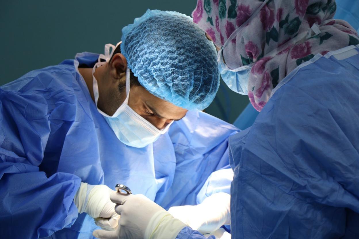 La demora quirúrgica en los hospitales públicos duplica la de los concertados