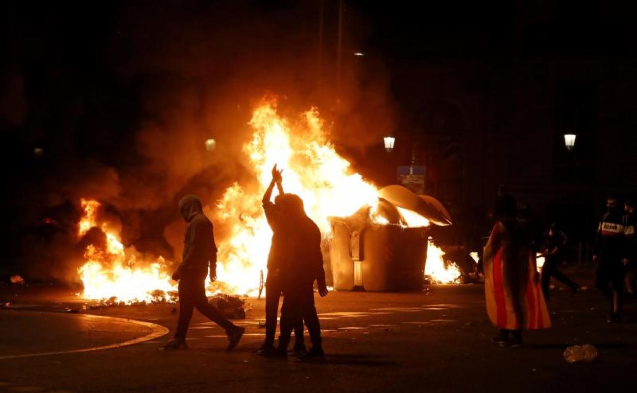 Manifestantes durante los disturbios de Barcelona. 