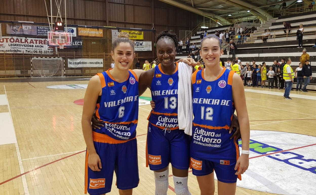 Irene Garí, Meiya Tirera y Rebeca Cotano, tras la histórica victoria en Cegled. :: 