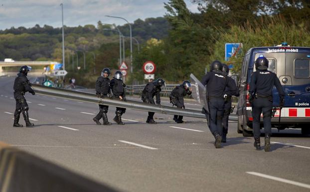 Policías nacionales y mossos se unen al otro lado la barricada