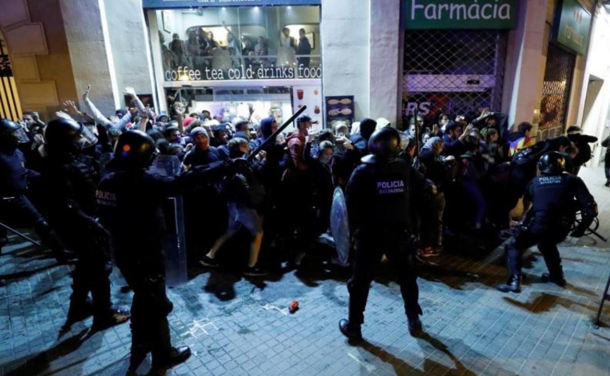 Manifestantes durante los disturbios de Barcelona.