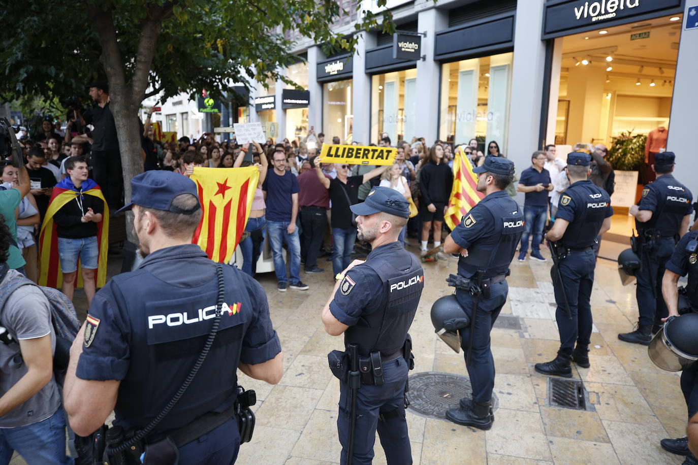 Concentracion pro independentista en la plaza pintor Pinazo.