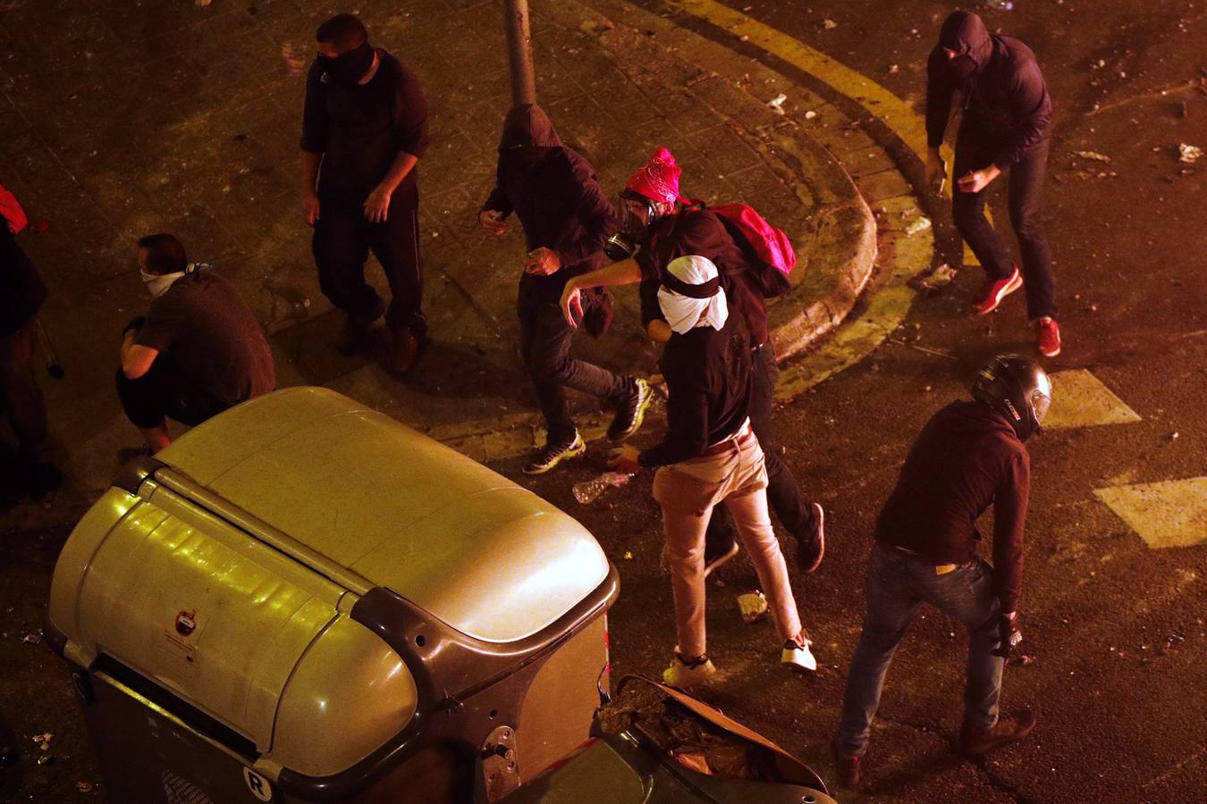 Quinta jornada de barricadas y cargas policiales en Catalunya