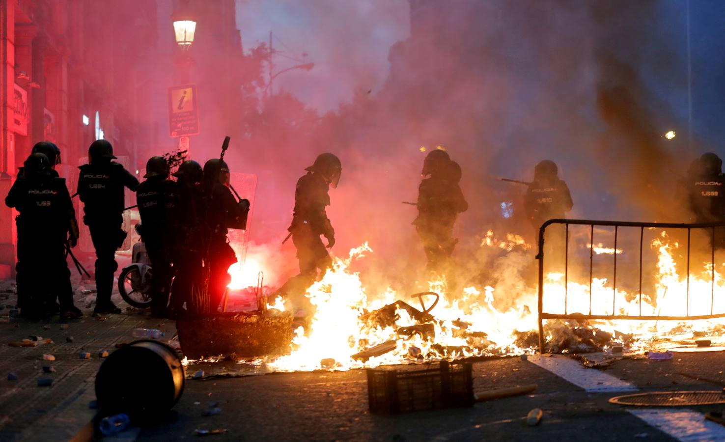 Quinta jornada de barricadas y cargas policiales en Catalunya