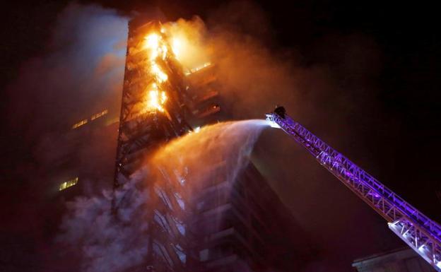 Imagen principal - Arriba, incendio en la sede de la eléctrica Enel. Abajo, otras imágenes de los disturbios. 