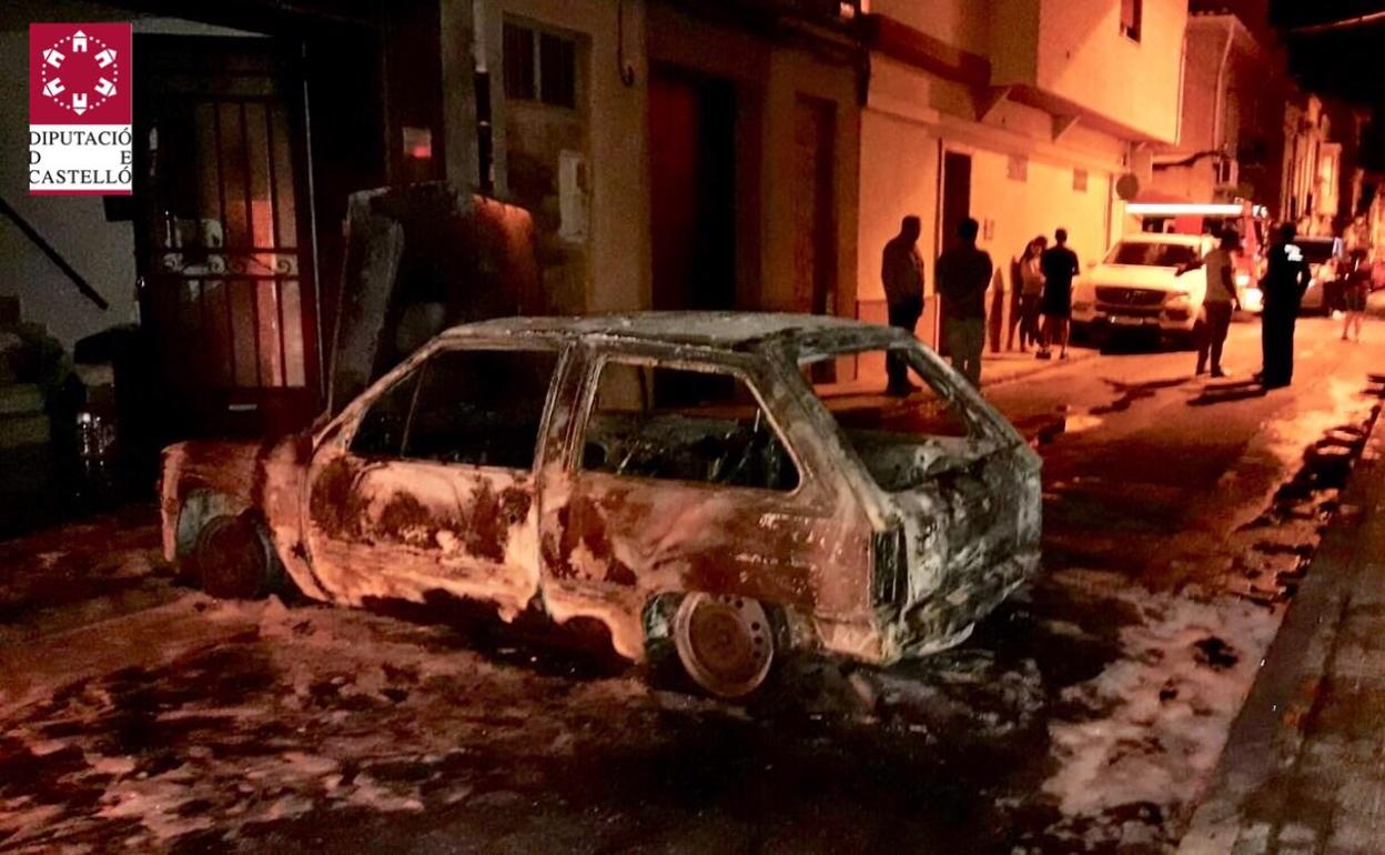 Incendio en Castellón | Un herido tras arder su coche en plena calle en Villareal