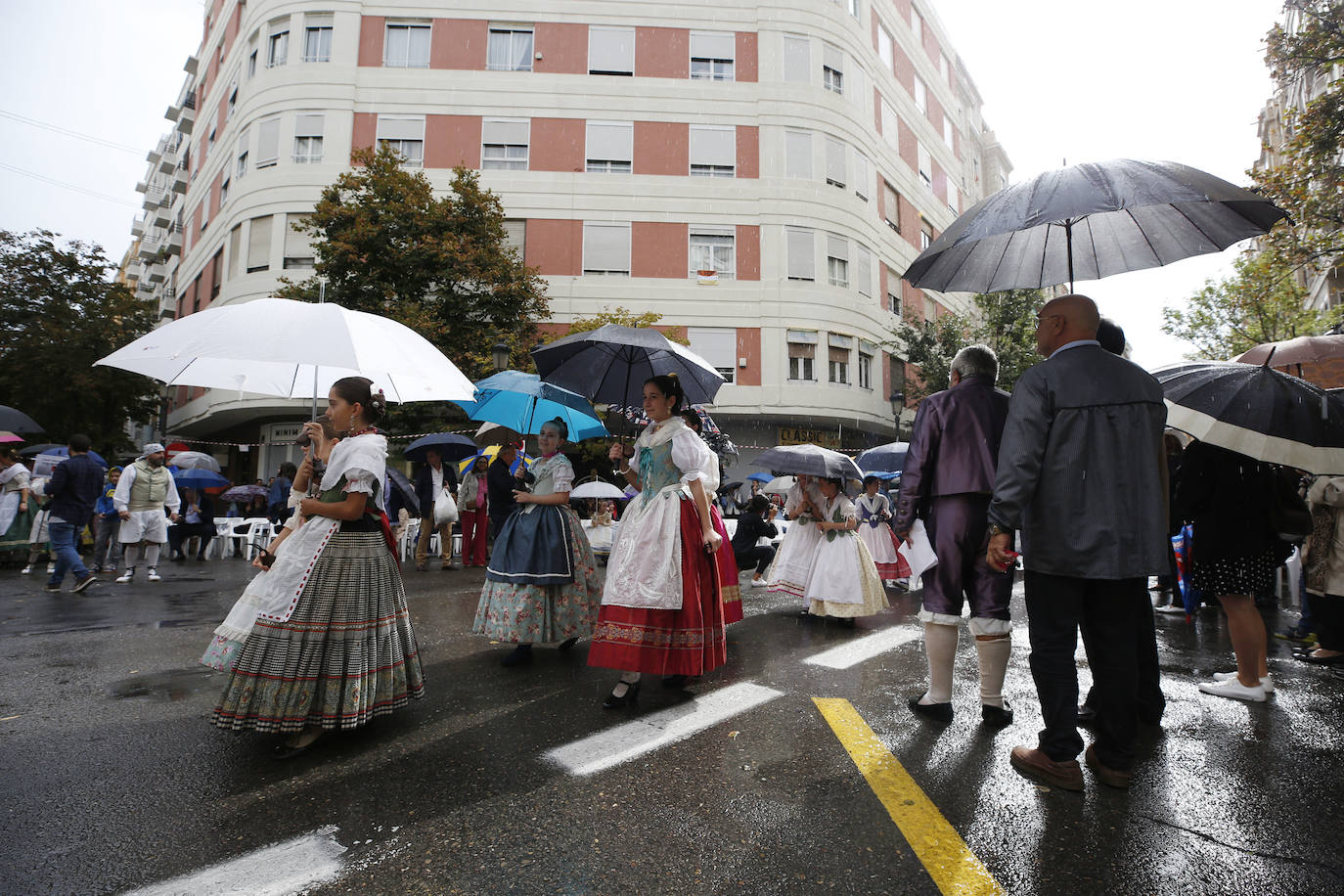 La Falla Joaquín Costa-Burriana recibe la visita de la fallera mayor de Valencia 2020, Consuelo Llobell, y su corte de honor para el tercer encuentro de música valenciana en el que participaron grupos de varios puntos de la Comunitat.