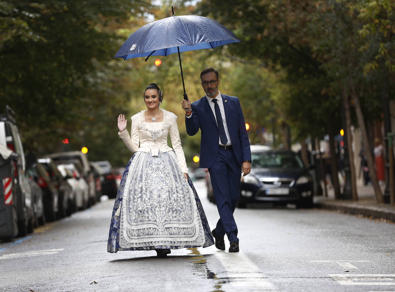 La Falla Joaquín Costa-Burriana recibe la visita de la fallera mayor de Valencia 2020, Consuelo Llobell, y su corte de honor para el tercer encuentro de música valenciana en el que participaron grupos de varios puntos de la Comunitat.