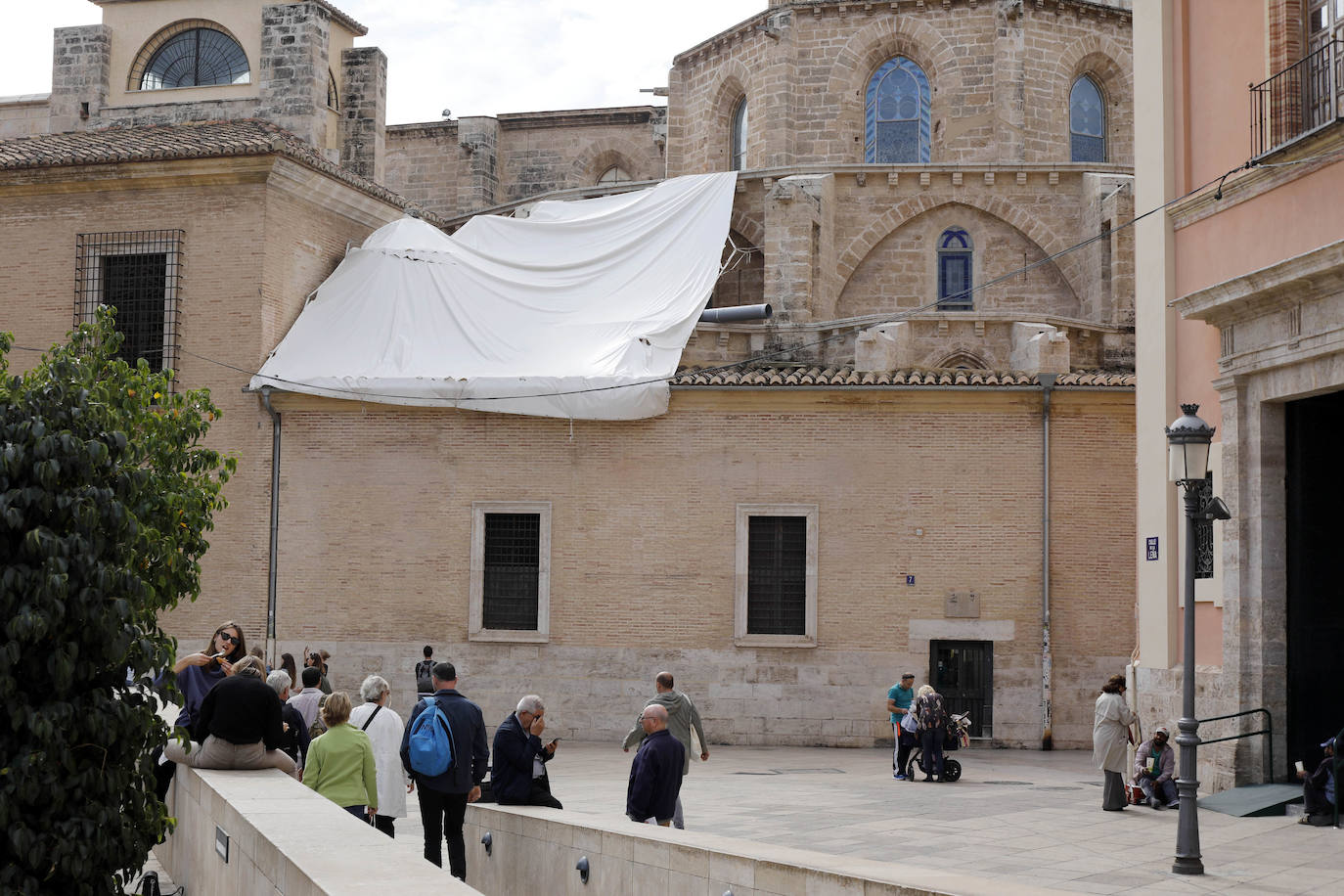 La Generalitat rechaza la demolición de la fachada neoclásica de la catedral de Valencia, en una resolución que se argumenta con los informes contrarios a la demolición de la Real Academia de Bellas Artes de San Carlos, la Universitat de València y la Universitat Politècnica de València.