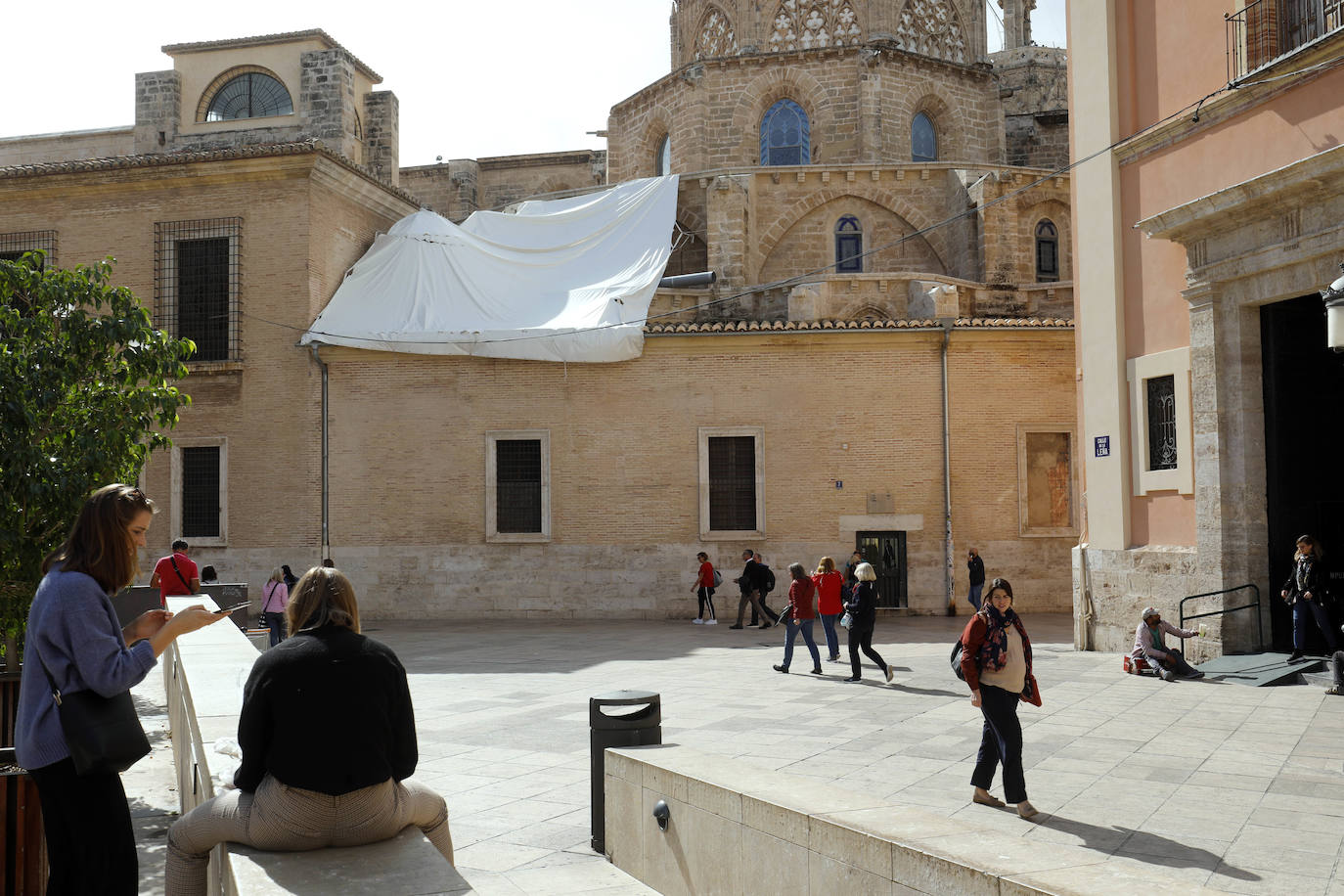 La Generalitat rechaza la demolición de la fachada neoclásica de la catedral de Valencia, en una resolución que se argumenta con los informes contrarios a la demolición de la Real Academia de Bellas Artes de San Carlos, la Universitat de València y la Universitat Politècnica de València.