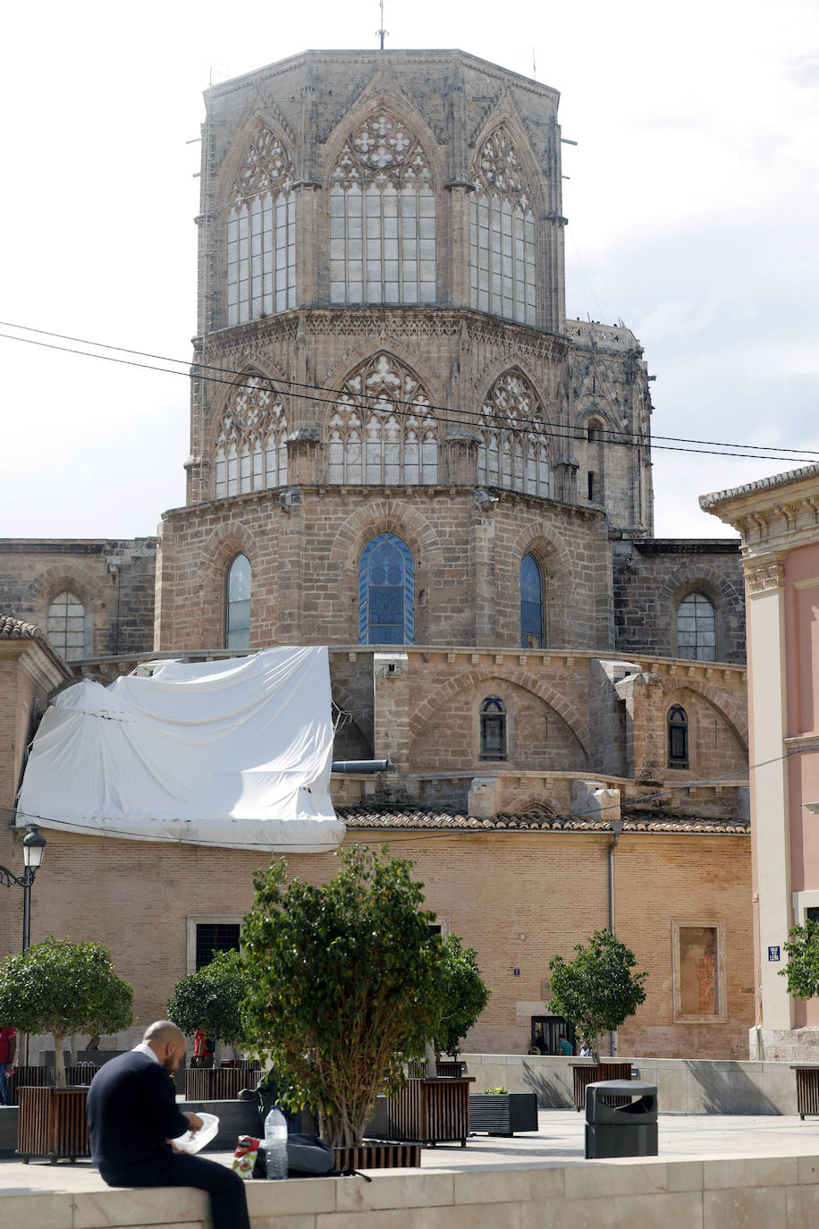 La Generalitat rechaza la demolición de la fachada neoclásica de la catedral de Valencia, en una resolución que se argumenta con los informes contrarios a la demolición de la Real Academia de Bellas Artes de San Carlos, la Universitat de València y la Universitat Politècnica de València.