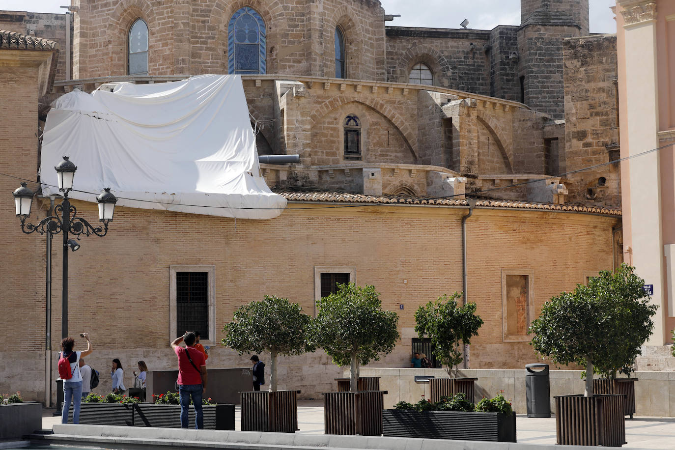 La Generalitat rechaza la demolición de la fachada neoclásica de la catedral de Valencia, en una resolución que se argumenta con los informes contrarios a la demolición de la Real Academia de Bellas Artes de San Carlos, la Universitat de València y la Universitat Politècnica de València.