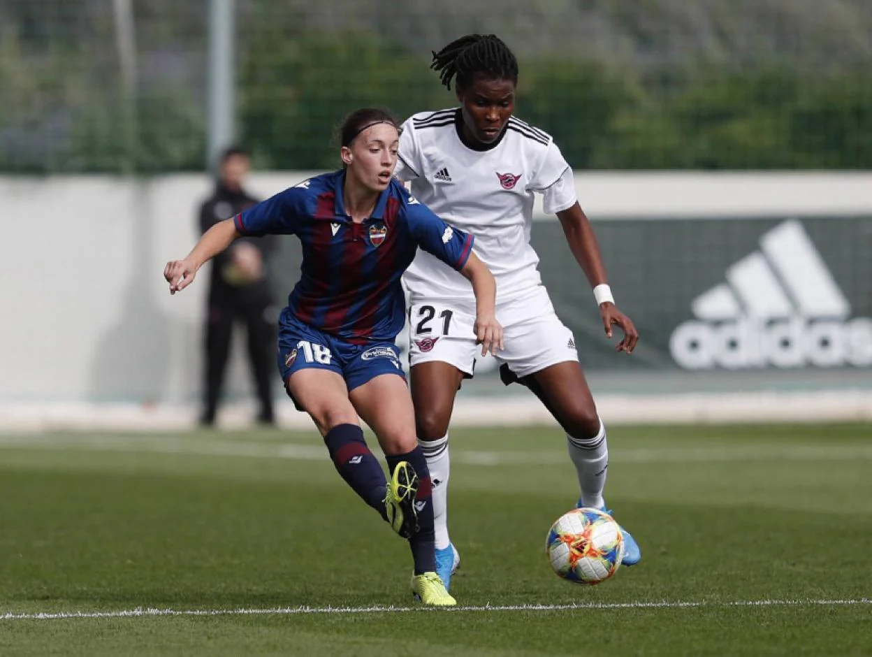 Eva Navarro golpea el balón en el partido de ayer. 