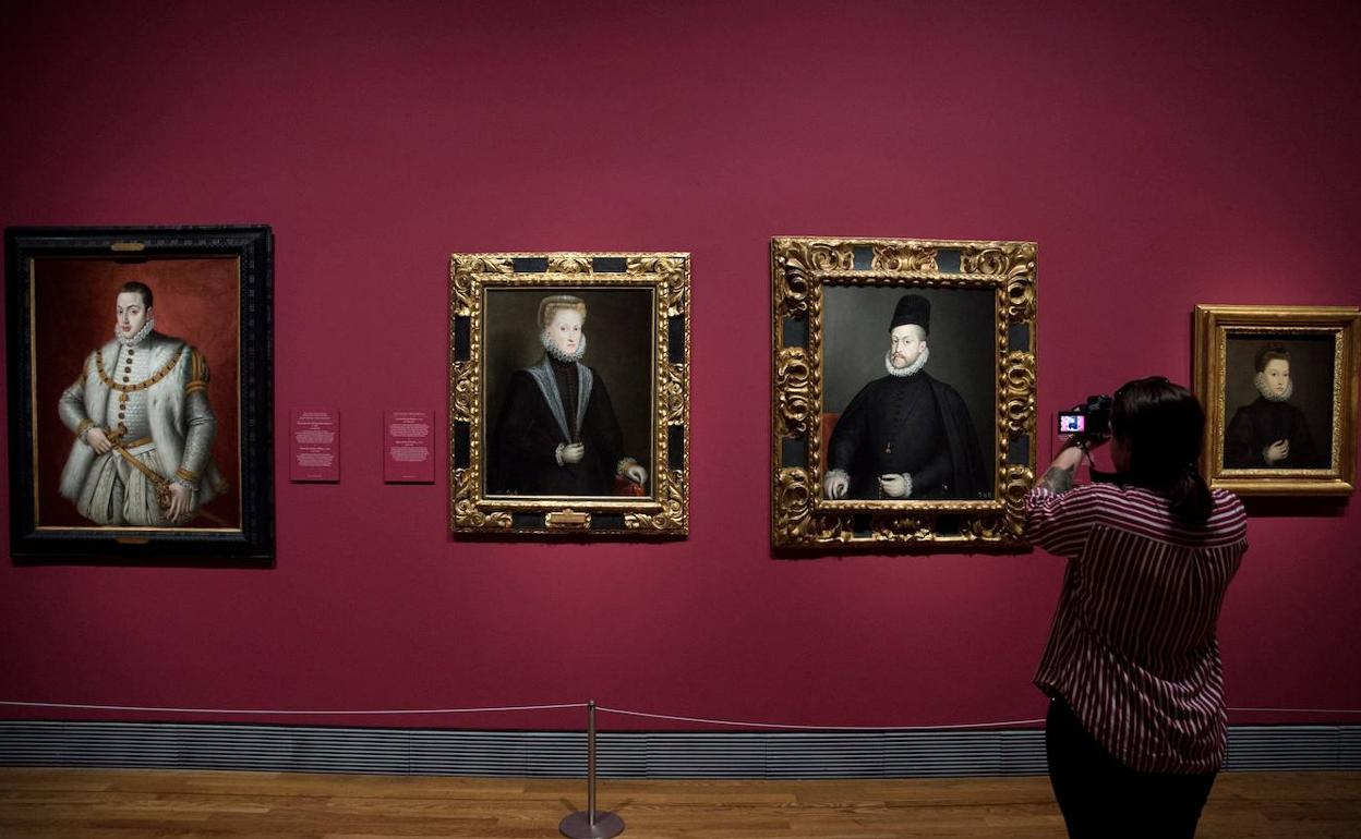 Una de las salas que exhiben las 65 obras de la exposición 'Historia de dos pintoras' que acoge El Prado 