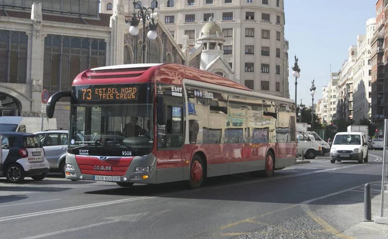Un autobús de la EMT en la plaza de Brujas de Valencia.