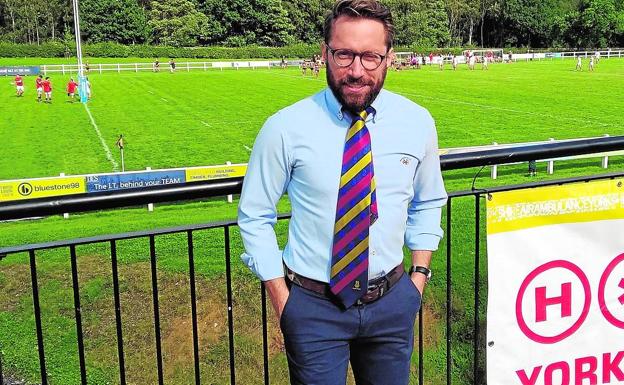 Nuevos planes. Carlos, aficionado al rugby, en el campo donde juega.