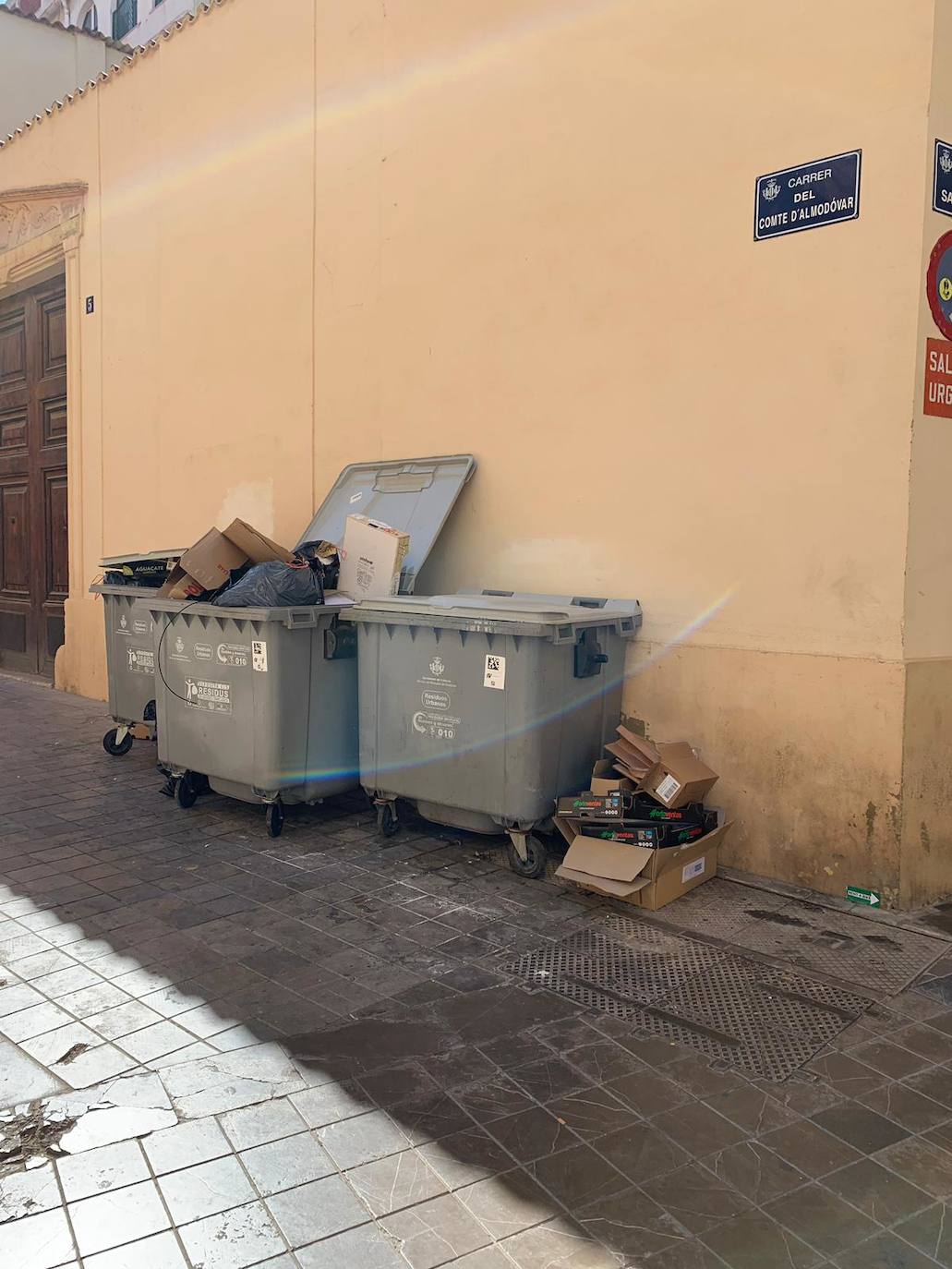 Vecinos de Ciutat Vella denuncian que se ha reducido el número de baldeos y que los contenedores están desbordados. 