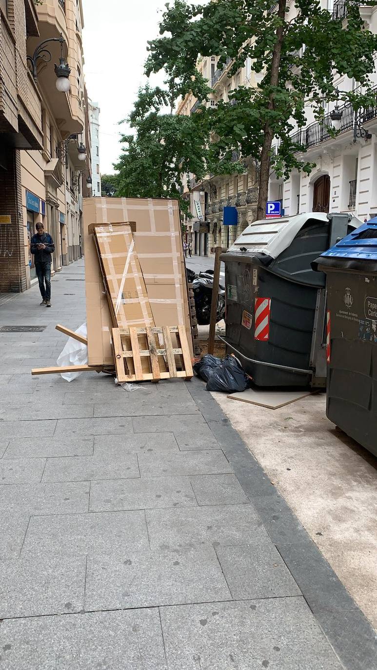 Vecinos de Ciutat Vella denuncian que se ha reducido el número de baldeos y que los contenedores están desbordados. 