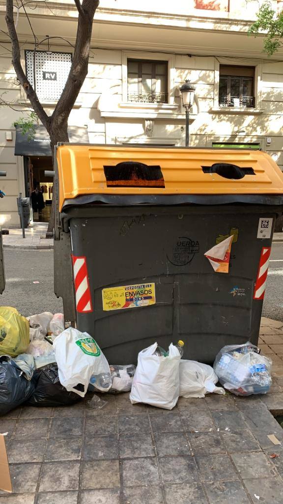 Vecinos de Ciutat Vella denuncian que se ha reducido el número de baldeos y que los contenedores están desbordados. 