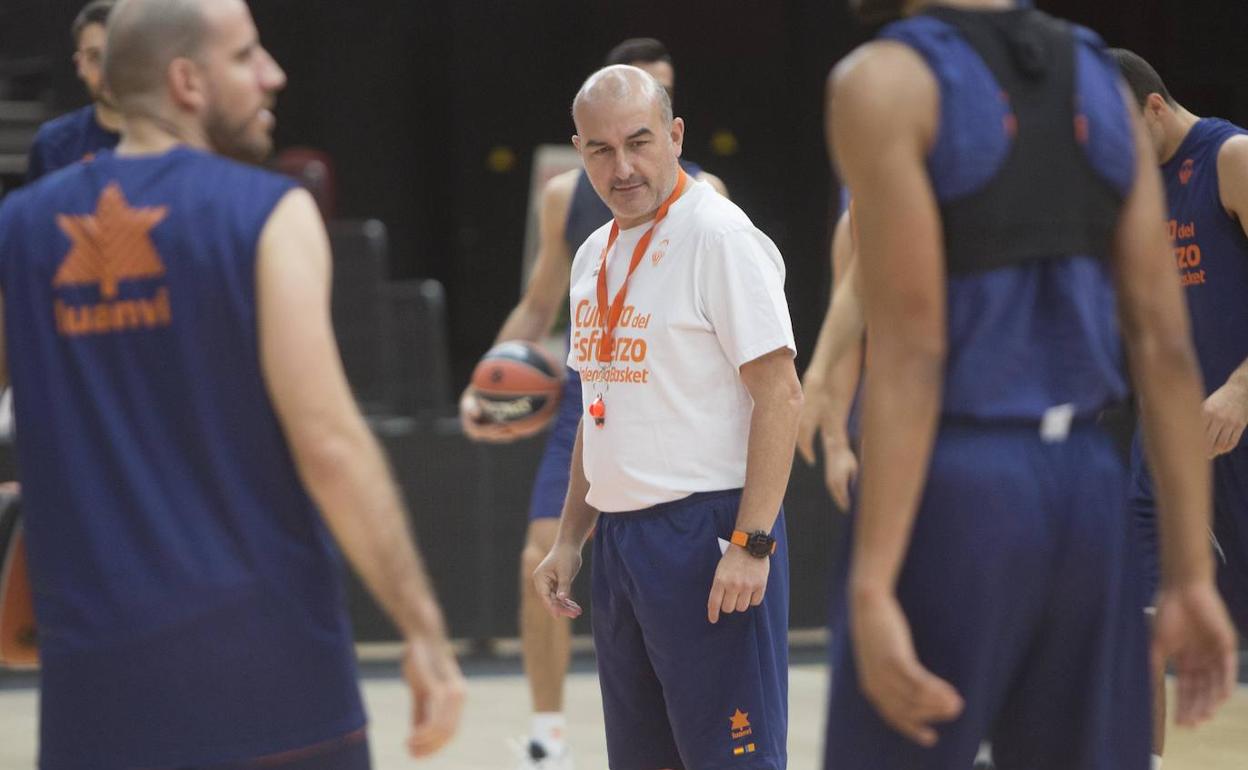 Jaume Ponsarnau, durante un entrenamiento del Valencia Basket. :: 