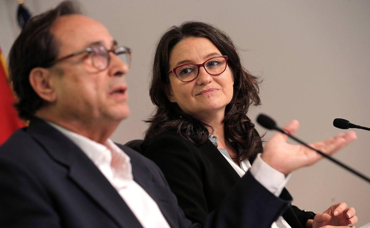El conseller de Hacienda, Vicent Soler, junto a la vicepresidenta, Mónica Oltra E