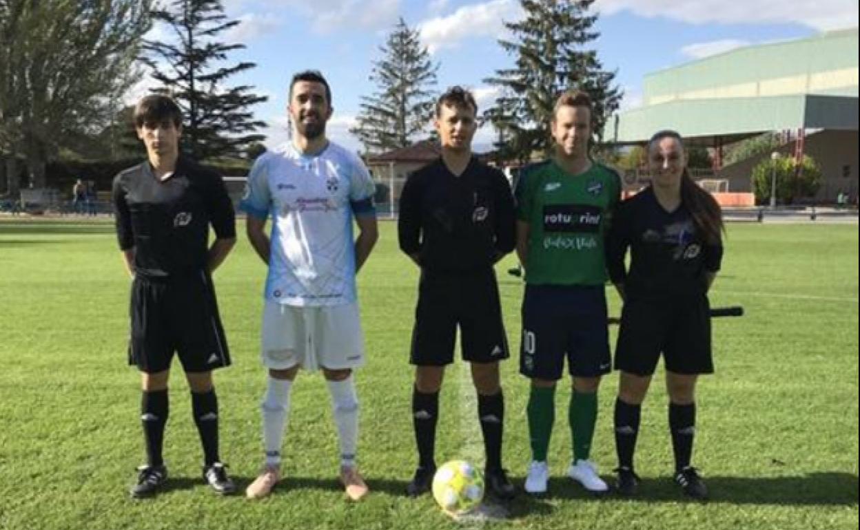 Capitanes y trío arbitral, con la asistente Laura Bezares a la derecha, antes del partido.