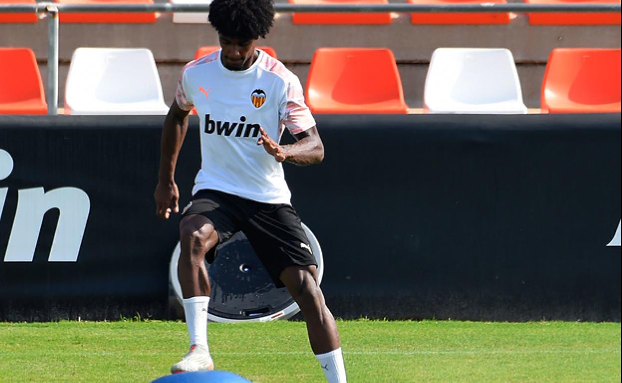 El lateral derecho del Valencia Thierry Correia, en un entrenamiento en Paterna.