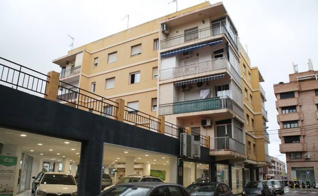 Parte trasera del edifico por la que el presunto homicida accedió a la vivienda con una escalera. 