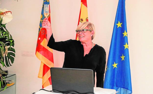 Rosario Velarde, presidenta del colegio, durante su intervención en la fiesta de presentación de la nueva sede.